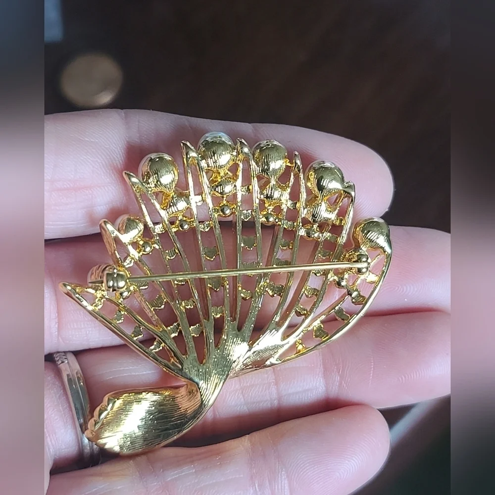Vintage gold tone fan shaped pearl brooch - Picture 6 of 6